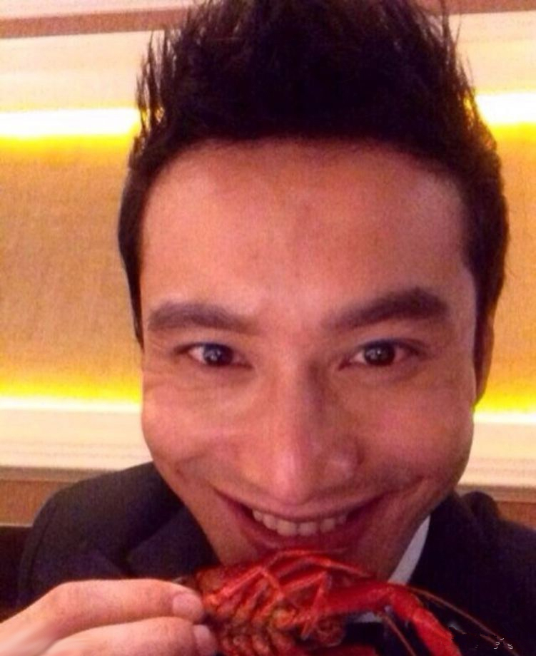黄晓明金鸡百花奖获封影帝 吃龙虾庆祝搞怪图图片