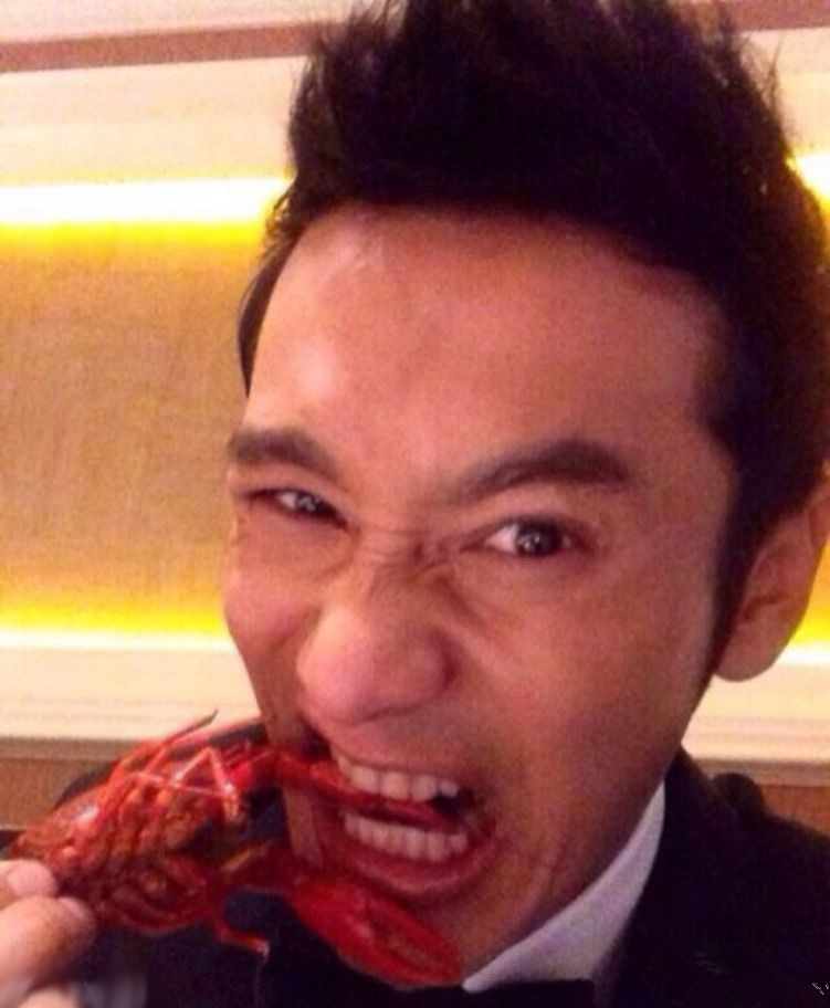 黄晓明金鸡百花奖获封影帝 吃龙虾庆祝搞怪图图片