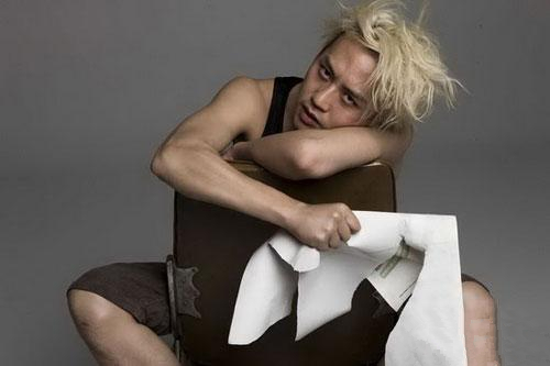 邓超“嘻哈星范儿”登杂志 白发魔男造型亮相图片图片