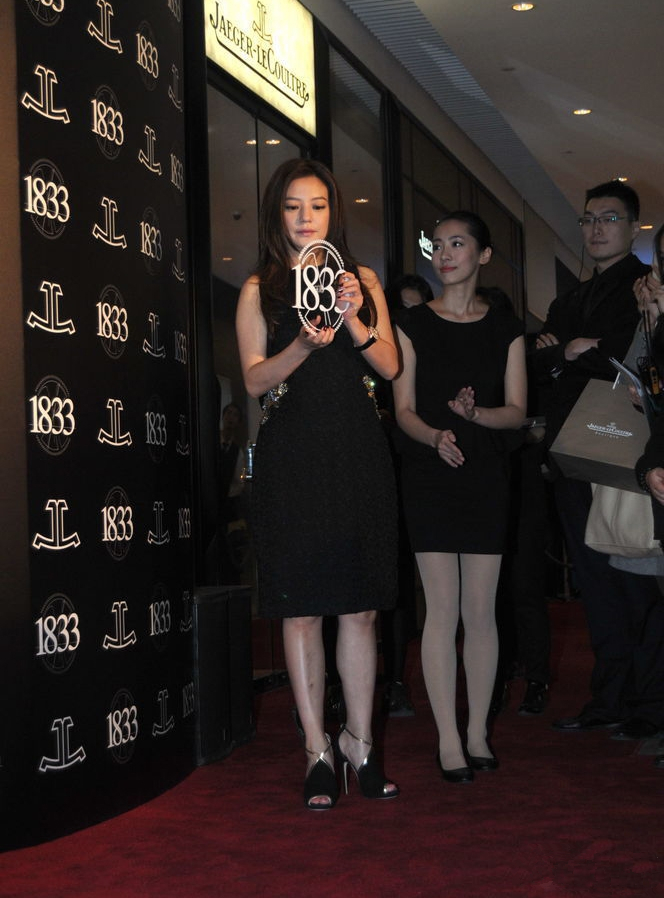 性感全透明露背连衣裙美女瀑布湿身自拍图片