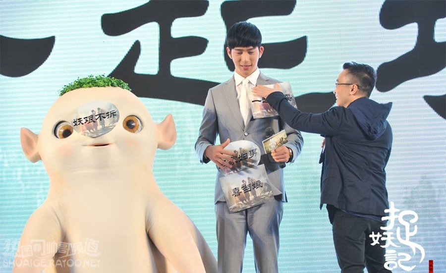 中国内地影视男演员井柏然墨镜等车街拍高清电脑桌面壁纸图片