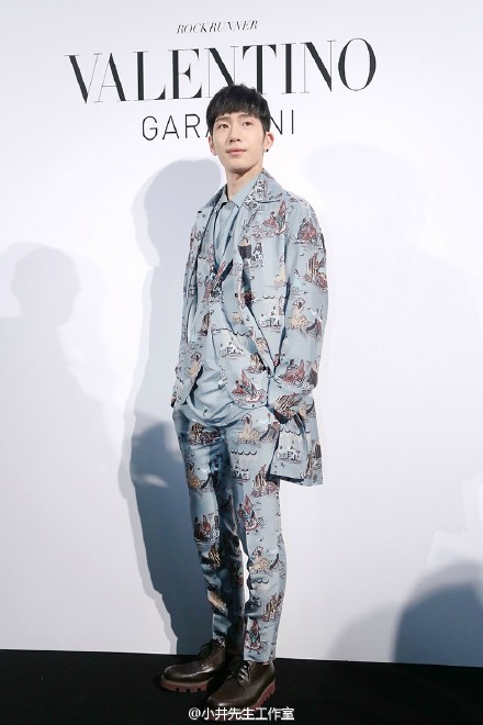 井柏然帅气写真图片 大胆露出腹肌尽显男人魅力图片
