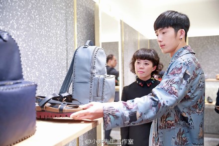 中国内地影视男演员井柏然墨镜等车街拍高清电脑桌面壁纸图片