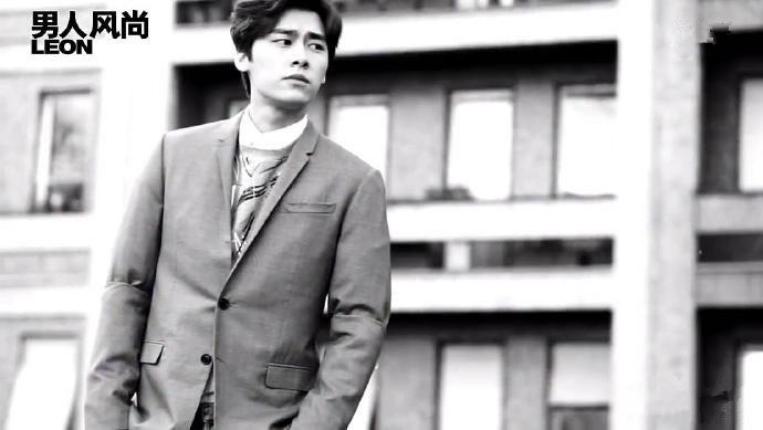 高清中国内地四川成都男演员帅气男神李易峰图片李易峰简约写真白衬衫男神演绎儒雅气质图片