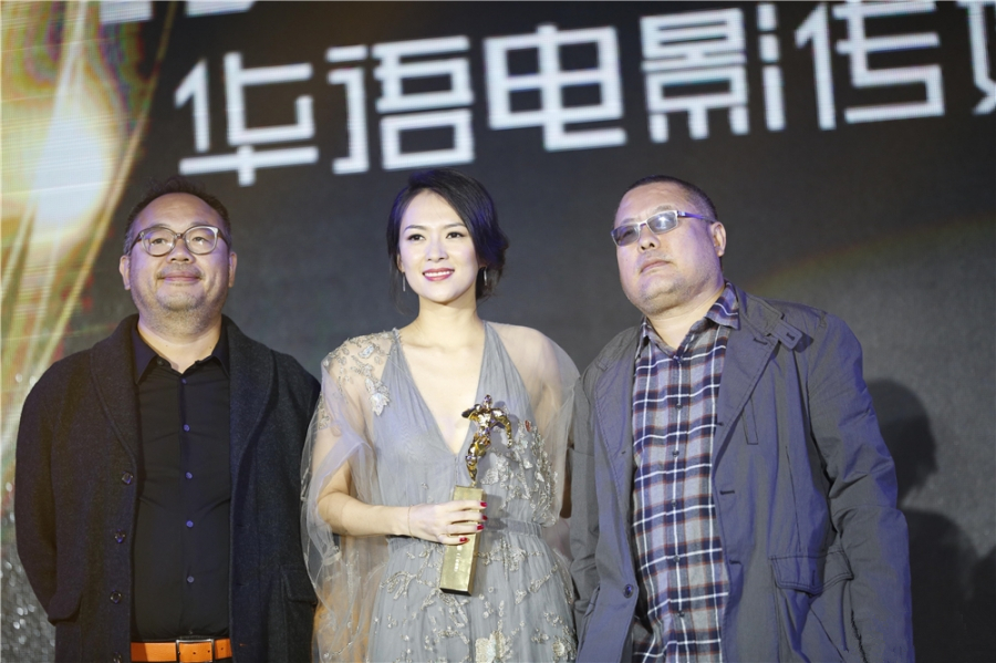 影后章子怡潮范十足现身机场 引粉丝机场围观图片