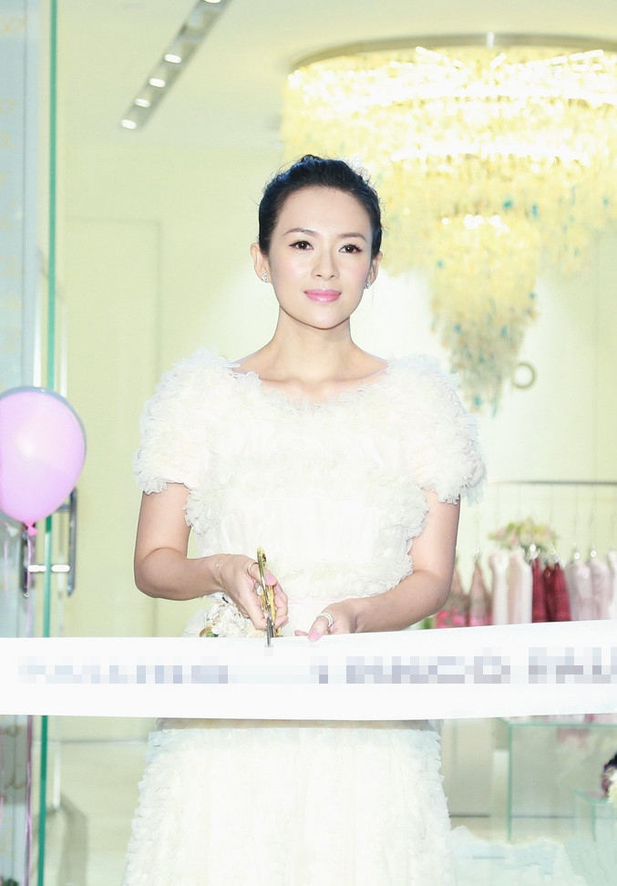 影后章子怡潮范十足现身机场 引粉丝机场围观图片