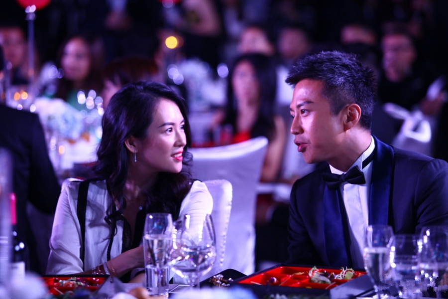 影后章子怡潮范十足现身机场 引粉丝机场围观图片