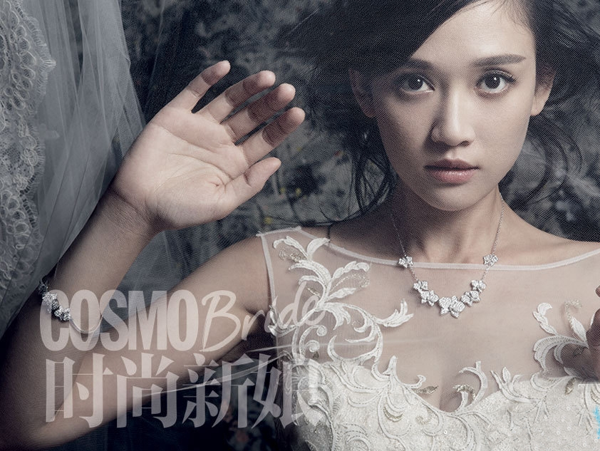 李晨图片郭碧婷甜蜜撕名牌幸福婚纱写真图片面部现唇印图片
