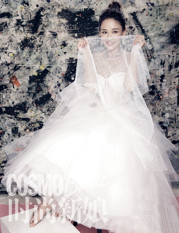 李晨图片郭碧婷甜蜜撕名牌幸福婚纱写真图片面部现唇印图片