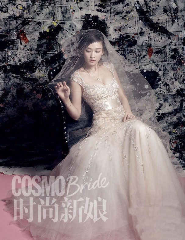 李晨图片郭碧婷甜蜜撕名牌幸福婚纱写真图片面部现唇印图片