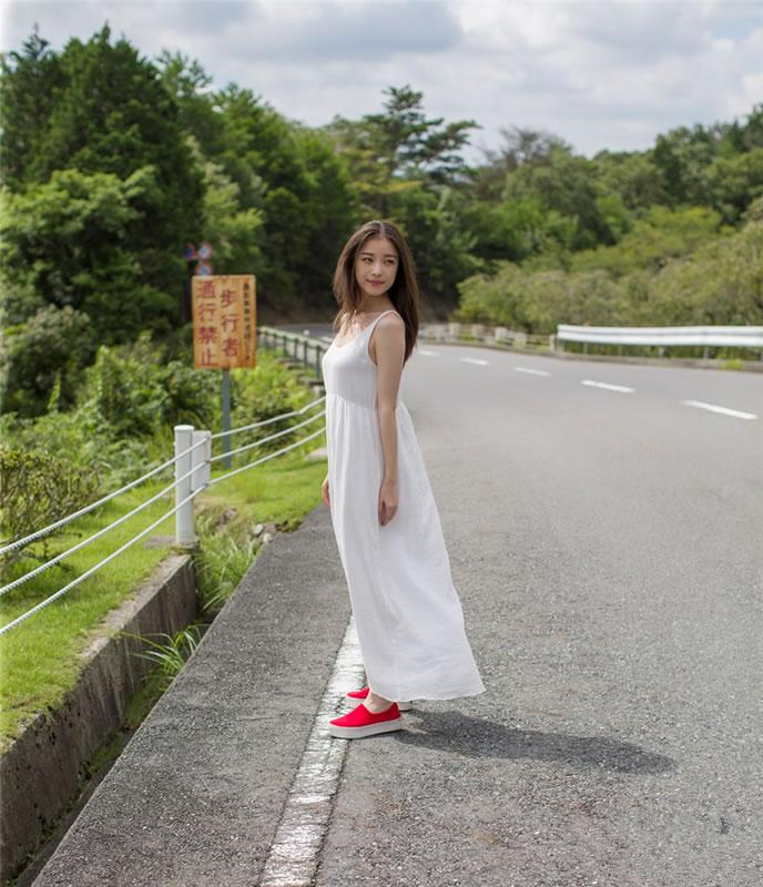 倪妮纯真可爱迷人写真图片