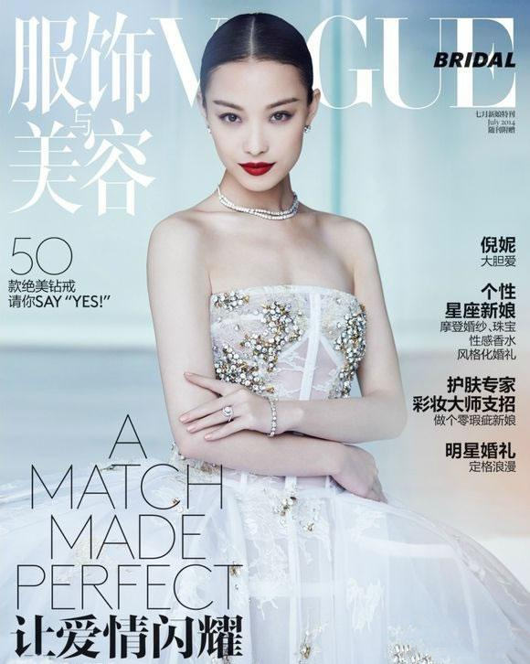 时尚新娘极品美女对着镜头大胆自拍照喷血诱惑艺术写真图片(二)图片
