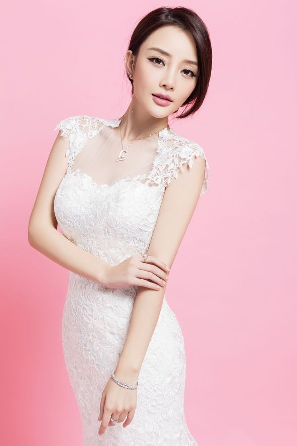 Angelababy图片-婚事逼近登上《时尚新娘COSMOBride》12月刊封面图片