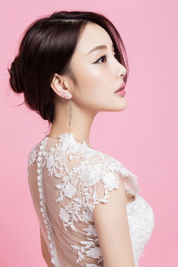 Angelababy图片-婚事逼近登上《时尚新娘COSMOBride》12月刊封面图片