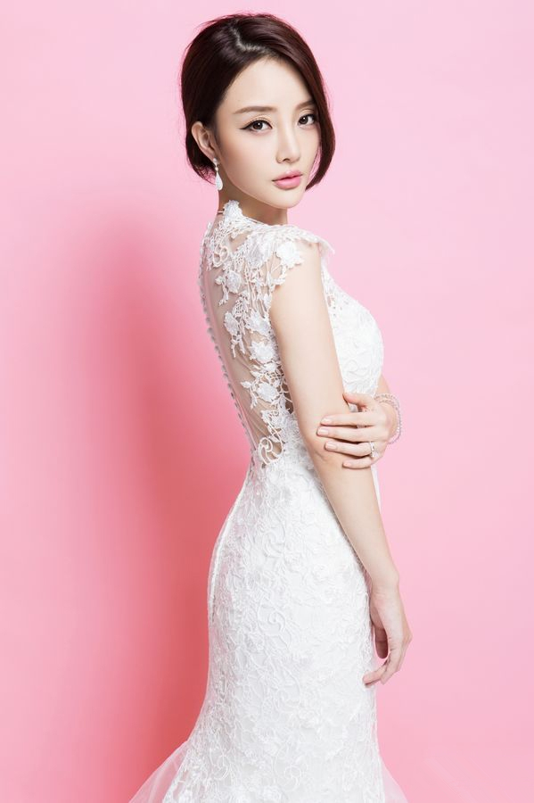 Angelababy图片-婚事逼近登上《时尚新娘COSMOBride》12月刊封面图片