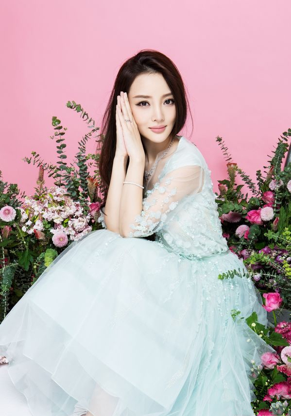 Angelababy图片-婚事逼近登上《时尚新娘COSMOBride》12月刊封面图片