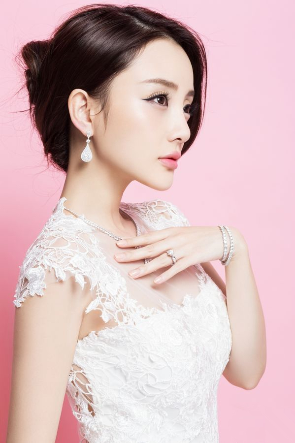 Angelababy图片-婚事逼近登上《时尚新娘COSMOBride》12月刊封面图片