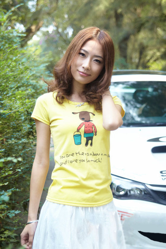 张含韵低调清新机场照片图片