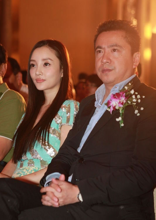 李小璐可爱扮嫩图片当冰激凌女郎李小璐出席活动图片图片