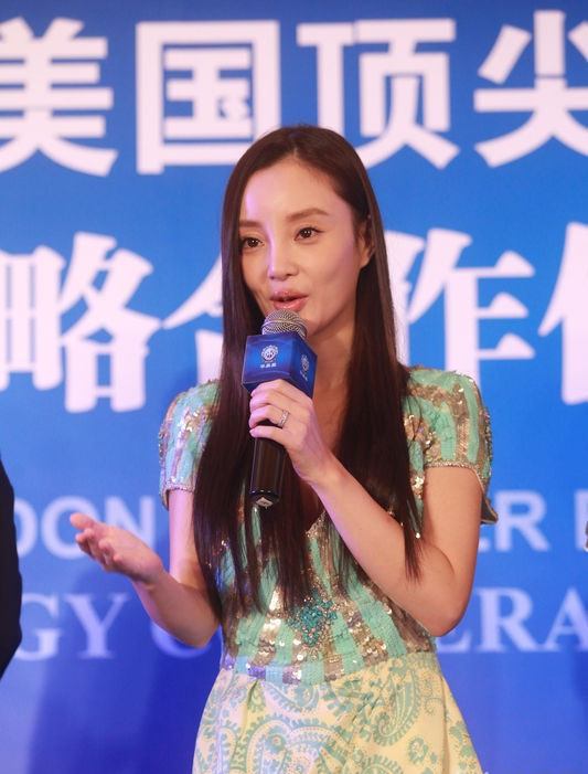 李小璐可爱扮嫩图片当冰激凌女郎李小璐出席活动图片图片