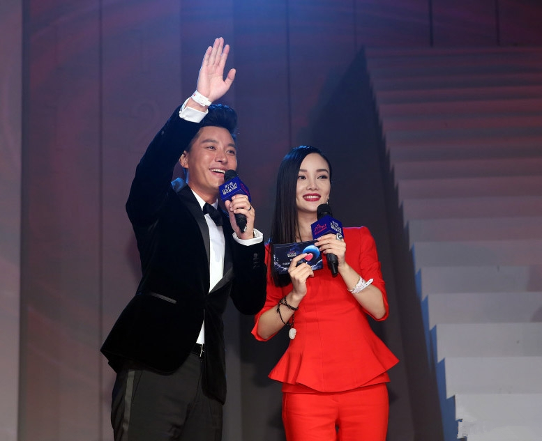 贾乃亮李小璐夫妻档出席芭莎明星慈善夜 贾乃亮出席活动图片图片