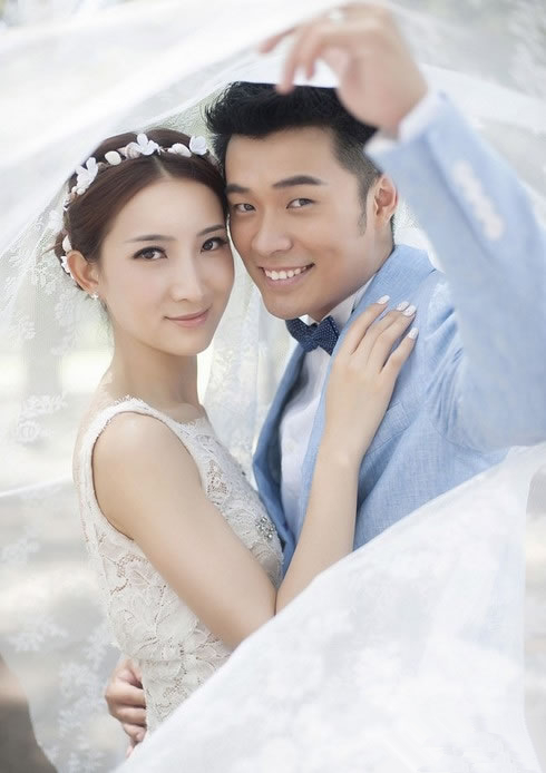 章子怡婚纱照图片 时尚大片曝光 纯白婚纱唯美动人图片