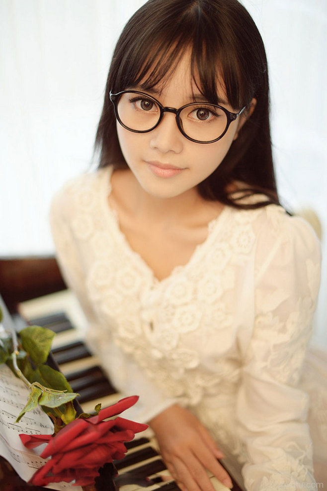 中国台湾女模特昆凌复古优雅杂志写真照图片图片