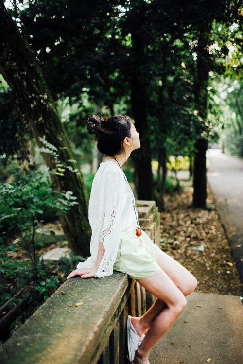 中国台湾女模特昆凌复古优雅杂志写真照图片图片