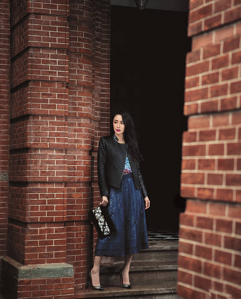 秦岚熟女写真图片 秀香肩展气质图片