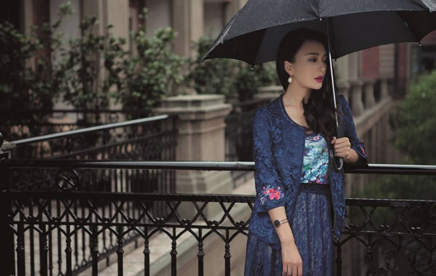 秦岚熟女写真图片 秀香肩展气质图片