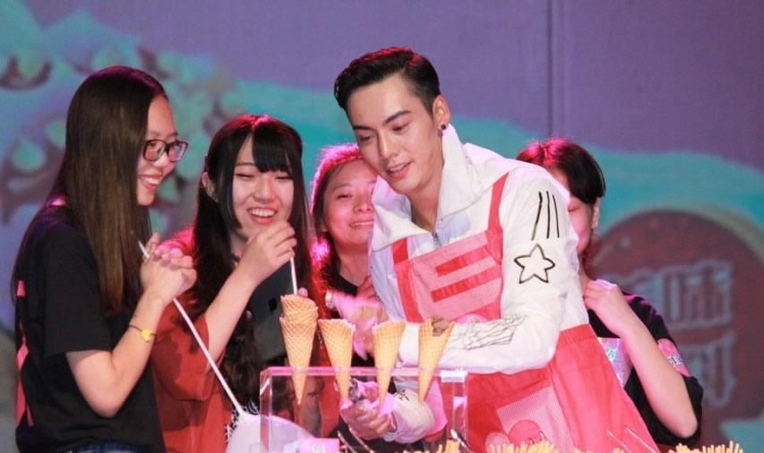 Angelababy前男友陈伟霆活动现场撒娇女粉丝 男性魅力无敌 陈伟霆帅气图片合集图片