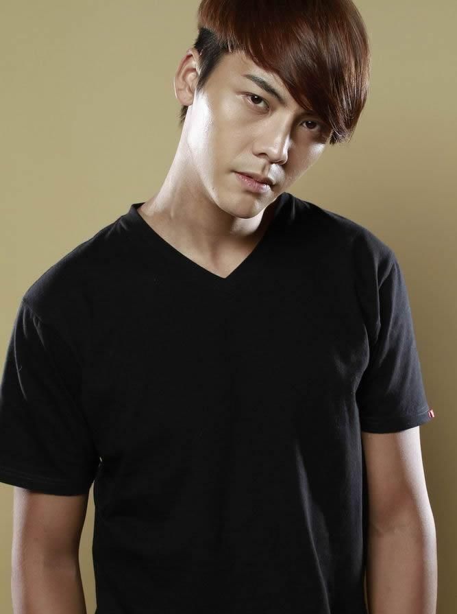 中国香港华语影视男演员歌手陈伟霆第四张个人专辑《headsortails》宣传写真图片陈伟霆专辑封面写真图片图片