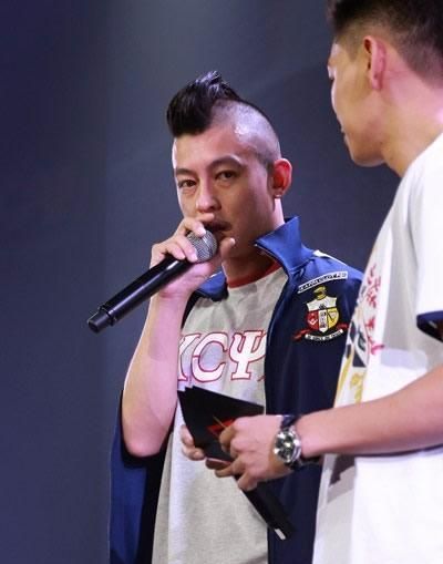 嫩模陈冠希前女友黄榕出席活动 亲吻同性抢镜图片