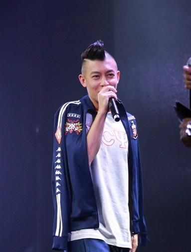 嫩模陈冠希前女友黄榕出席活动 亲吻同性抢镜图片