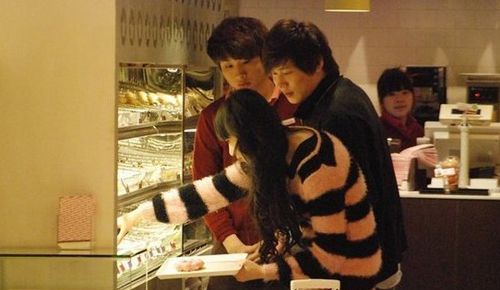 陈冠希现身夜店捞金 相貌变残成翻版赵本山 陈冠希沧桑图片收集图片