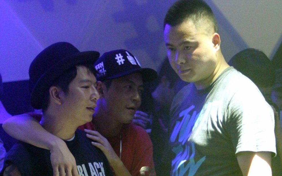陈冠希搭萧亚轩情敌程颖婕 夜店买醉至深夜 陈冠希夜店图片图片
