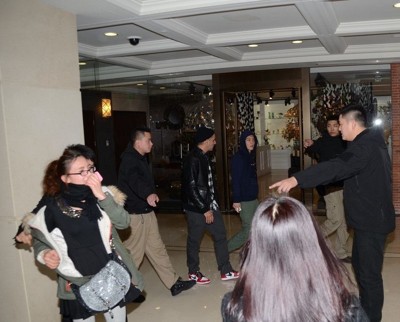 陈冠希搭萧亚轩情敌程颖婕 夜店买醉至深夜 陈冠希夜店图片图片