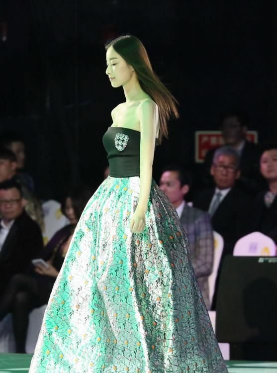 倪妮2014活动大图集第十弹 与angelababy等共获微博女神图片