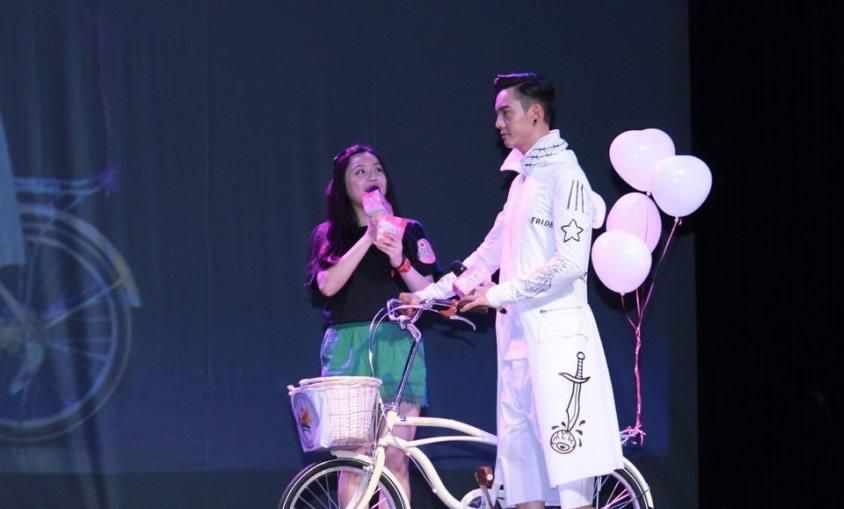 Angelababy前男友陈伟霆活动现场撒娇女粉丝 男性魅力无敌图片