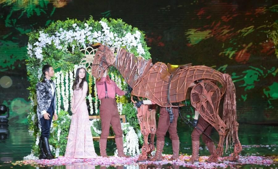 黄晓明金鸡百花奖获封影帝 吃龙虾庆祝搞怪图图片 黄晓明金鸡百花奖获封影帝 吃龙虾庆祝搞怪图图片