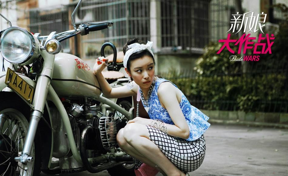 时尚新娘极品美女对着镜头大胆自拍照喷血诱惑艺术写真图片(二)图片