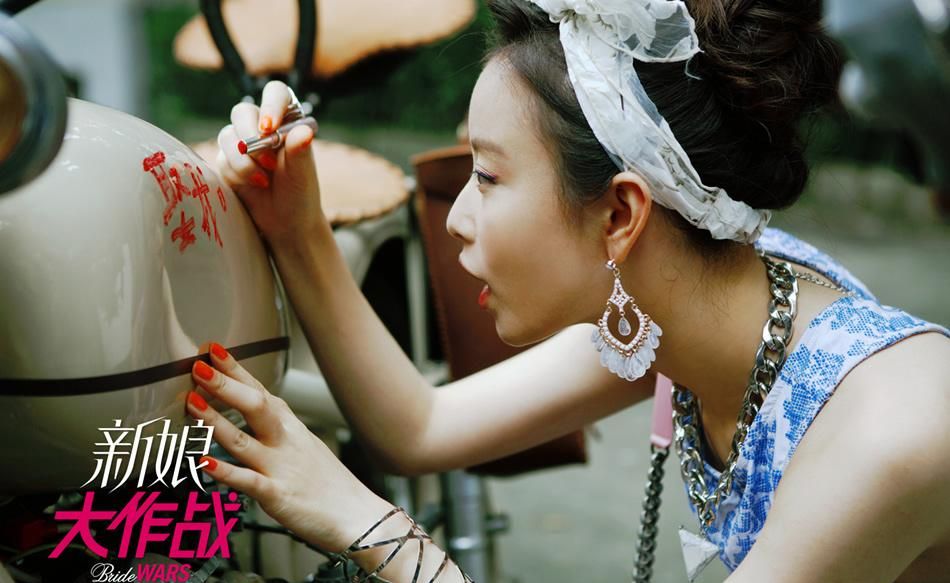 时尚新娘极品美女对着镜头大胆自拍照喷血诱惑艺术写真图片(二)图片