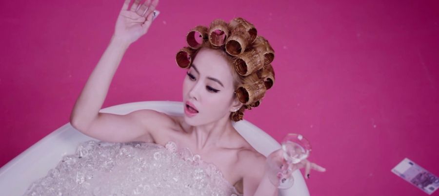 PLAY我呸MV曝花絮图片 蔡依林泡澡夺眼球图片