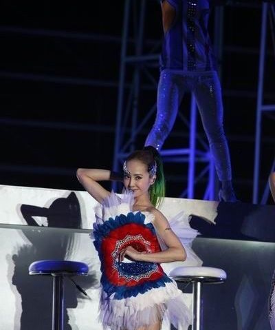 蔡依林短裙亮相显黑瘦 蔡依林图片 蔡依林出席活动图片 蔡依林性感图片大全图片