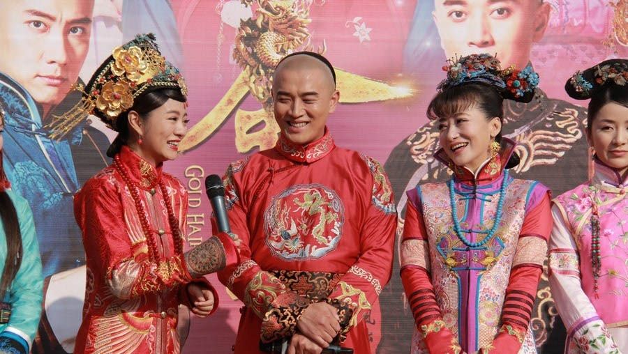 安以轩现身遭围拍图片 花容失色落荒而逃图片