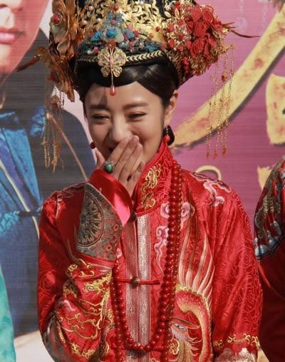 安以轩现身遭围拍图片 花容失色落荒而逃图片