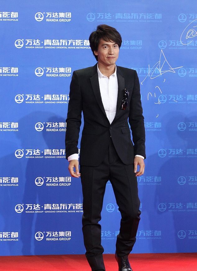 安以轩小礼服甜美娇俏走红毯 言承旭暴瘦亮相图片