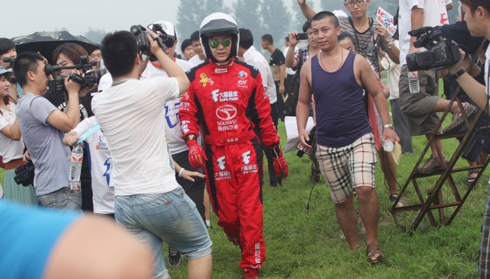 杨幂安以轩着赛车服同场斗艳图片 明星赛车事故多图片
