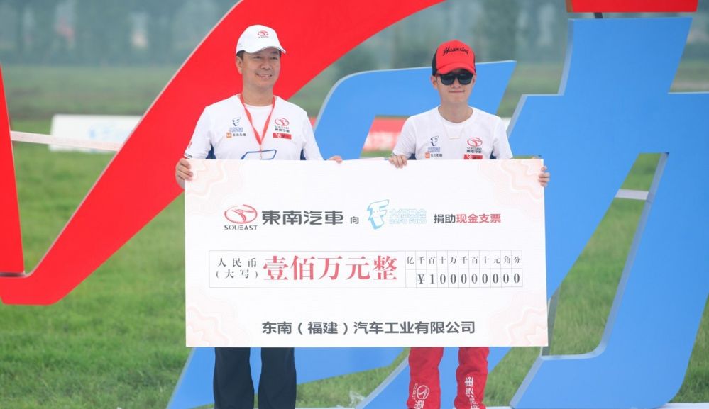 杨幂安以轩着赛车服同场斗艳图片 明星赛车事故多图片