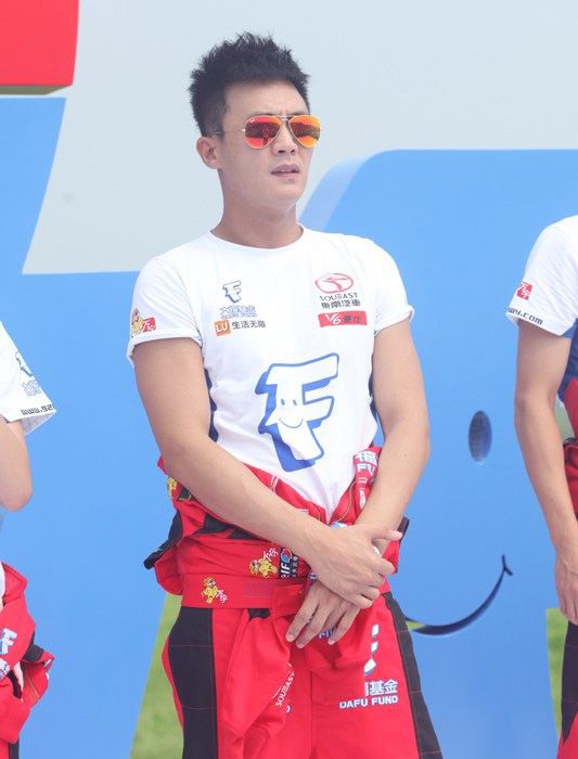 杨幂安以轩着赛车服同场斗艳图片 明星赛车事故多图片